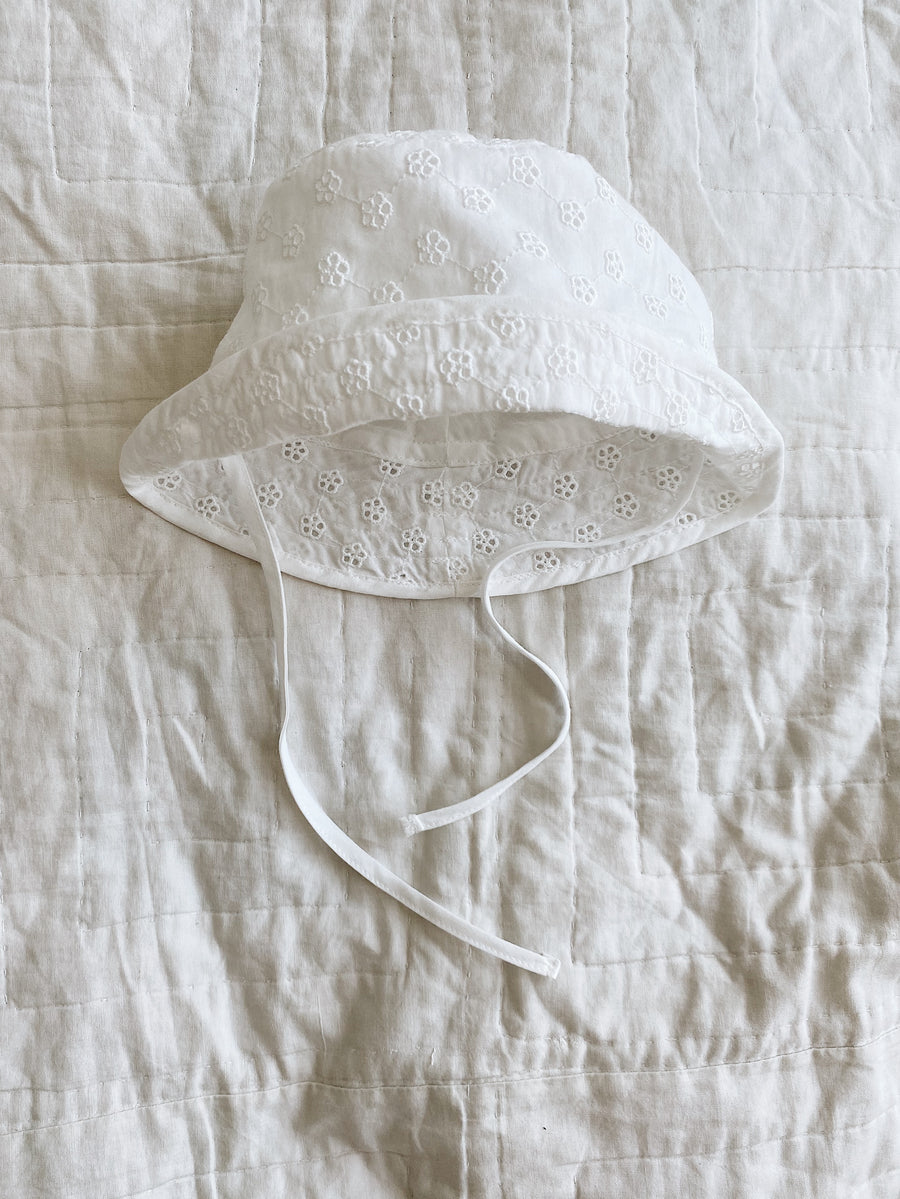 Loui baby hat broderie anglaise