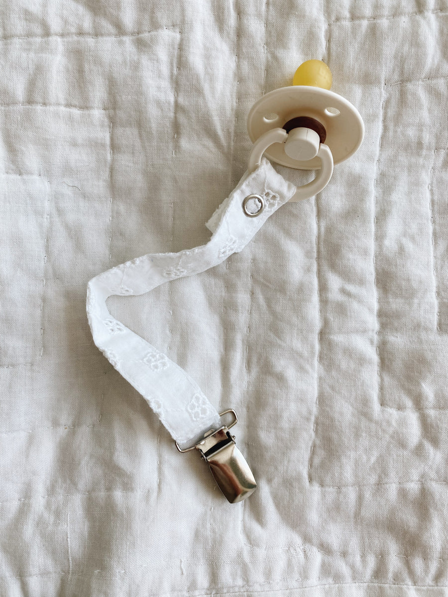 Pacifier clip broderie anglaise