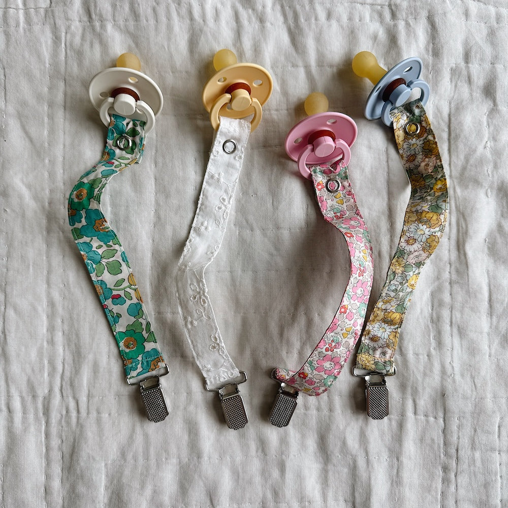 Pacifier clip broderie anglaise