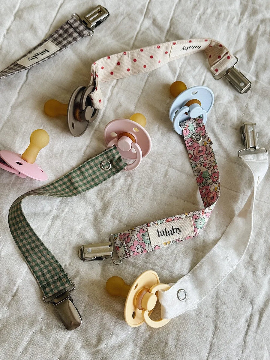 Pacifier clip white dot