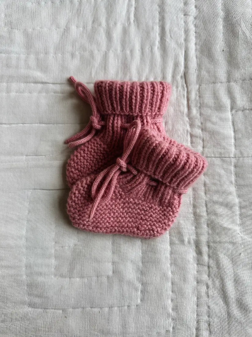 Lalaby knitted Alpha shoes for babies in sorbet pink cashmere
