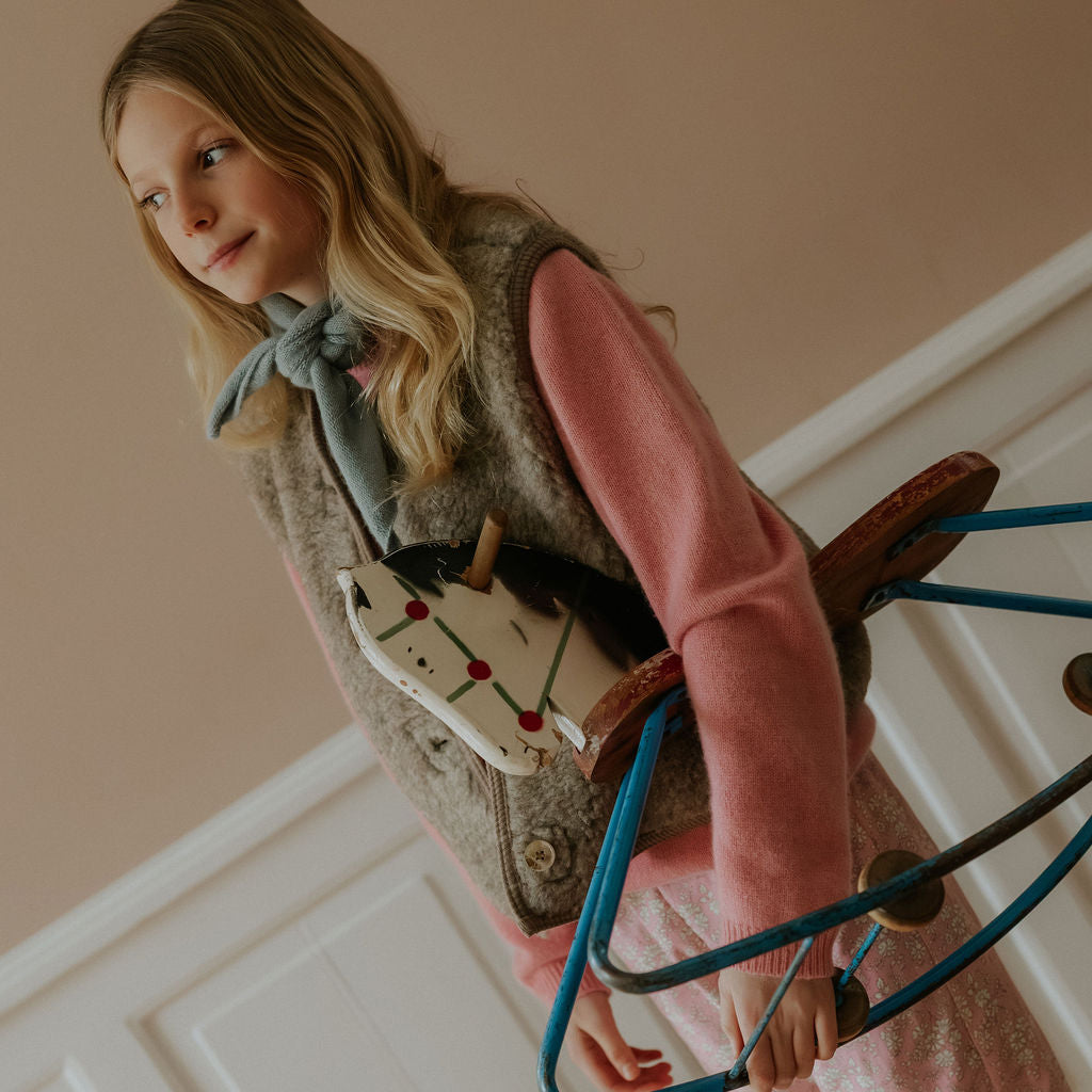 Girl wearing Lalaby Atlas scarf in dove blue cashmere