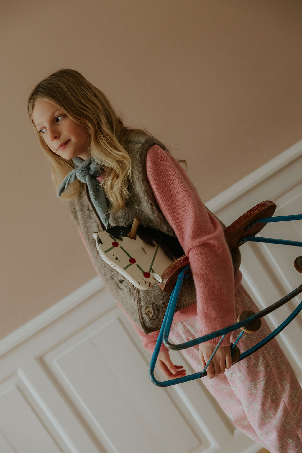 Girl wearing Lalaby Atlas scarf in dove blue cashmere