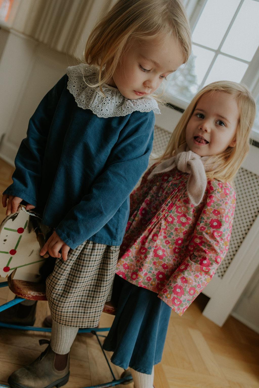 Girl wearing Lalaby Atlas scarf in powder pink cashmere