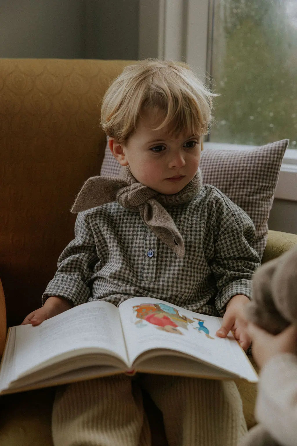Boy wearing Lalaby Atlas scarf in toast brown cashmere
