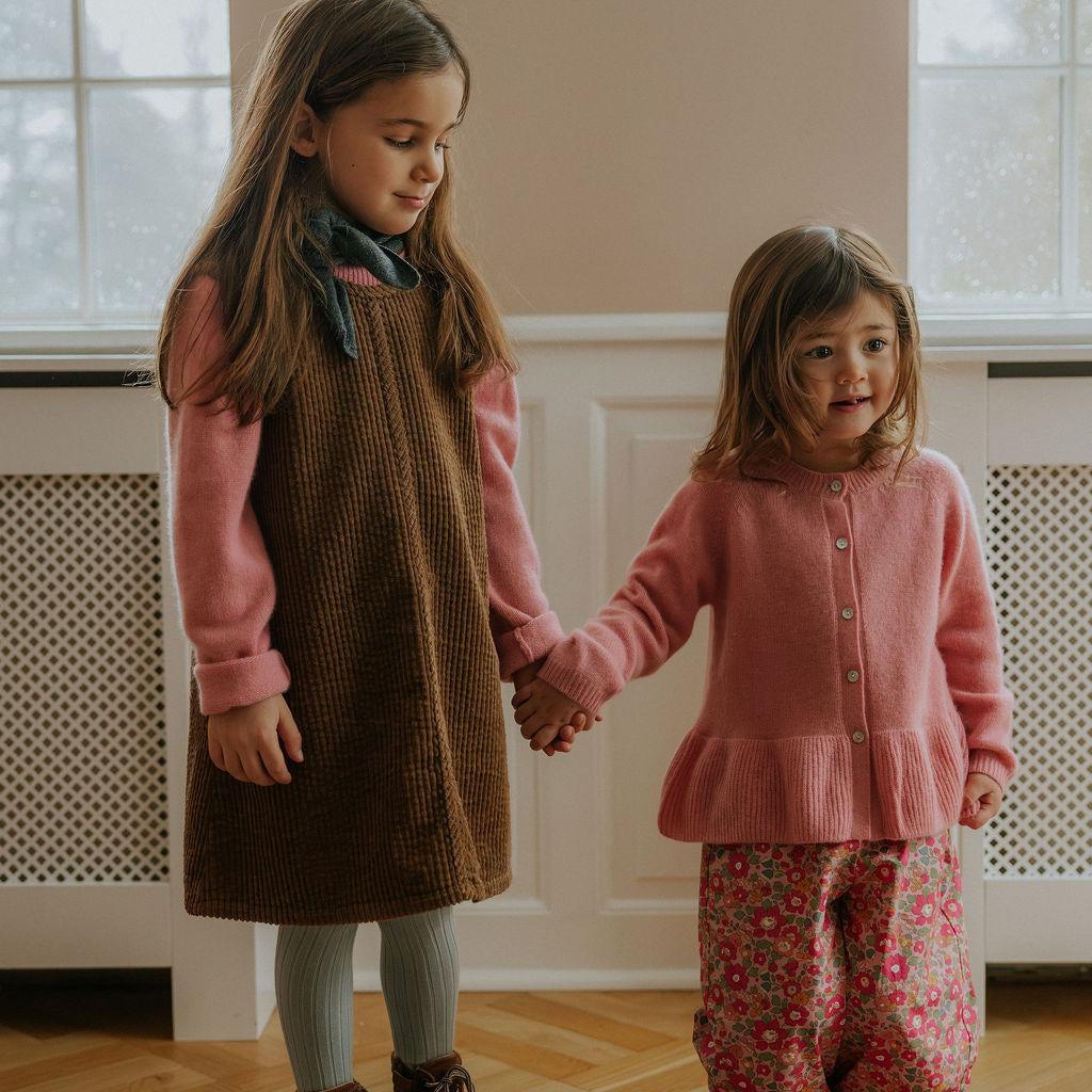 Girl wearing Lalaby Atlas scarf in storm grey cashmere 