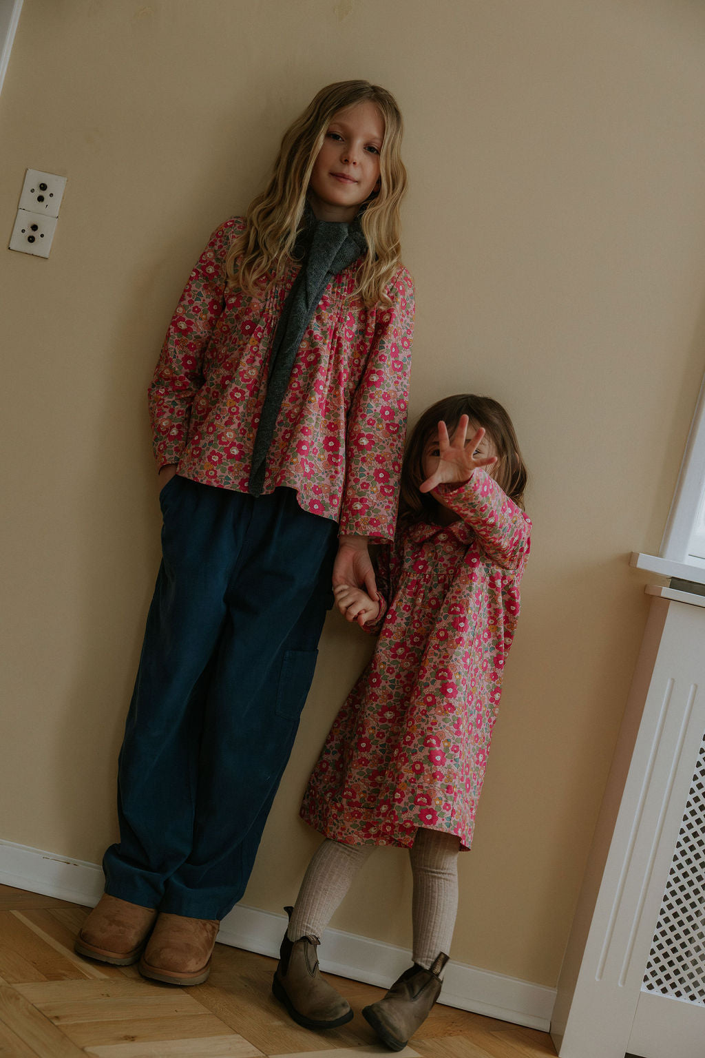 Girl wearing Lalaby Atlas scarf big in storm grey cashmere