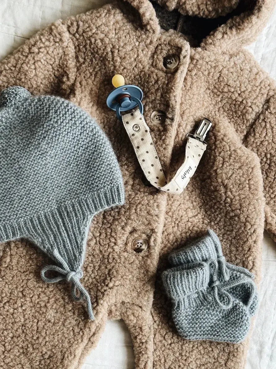 Lalaby baby outfit with knitted Bobo hat in dove blue cashmere