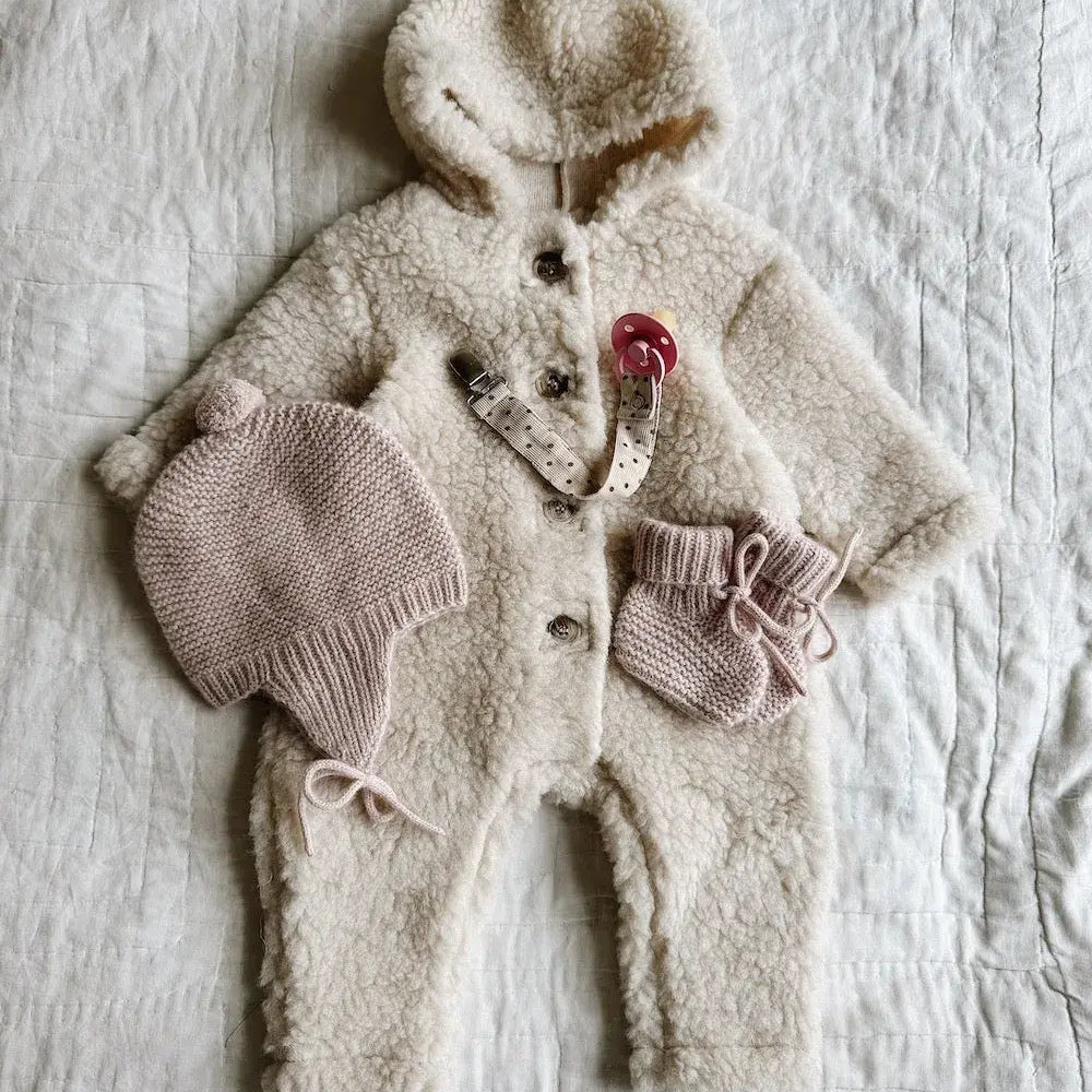 Baby outfit with Lalaby Bobo hat in powder pink cashmere