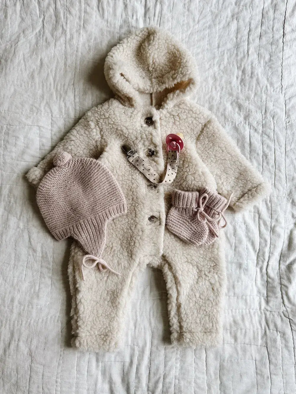Baby outfit with Lalaby Bobo hat in powder pink cashmere