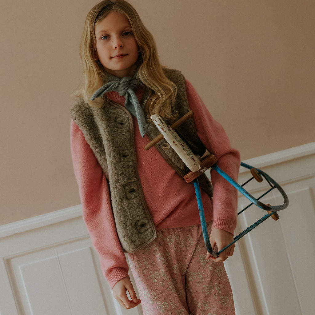 Girl wearing Lalaby Colin jumper in sorbet pink cashmere
