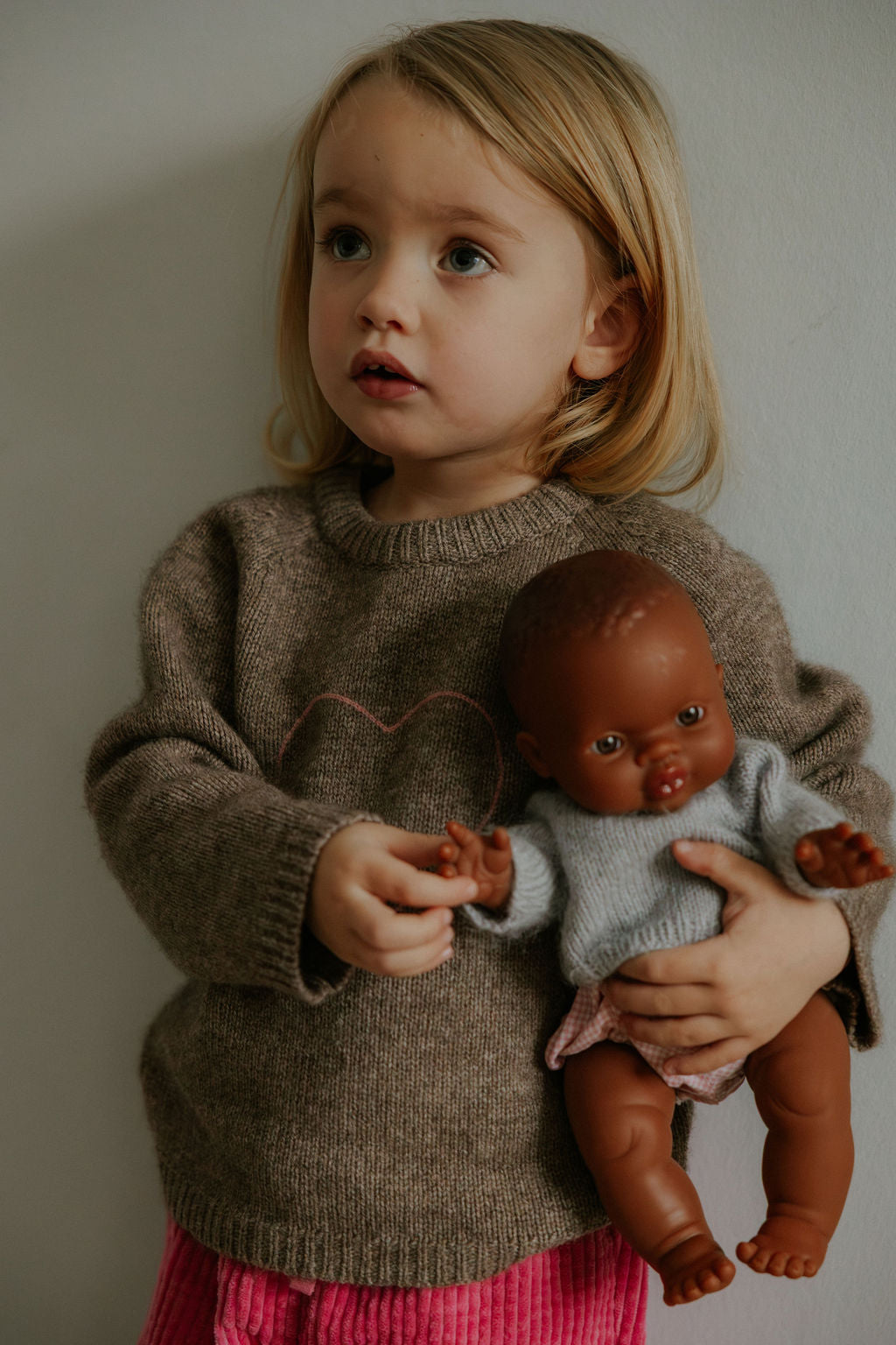 Girl wearing Lalaby ILY sweater for kids in millet brown baby wool, yak and cashmere blend