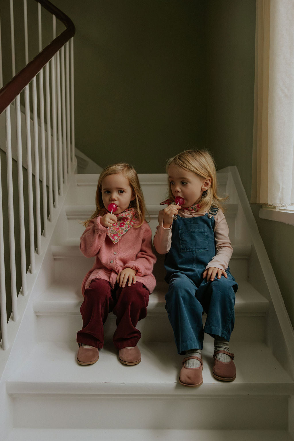 Girl wearing Lalaby Oda cardigan in sorbet pink cashmere