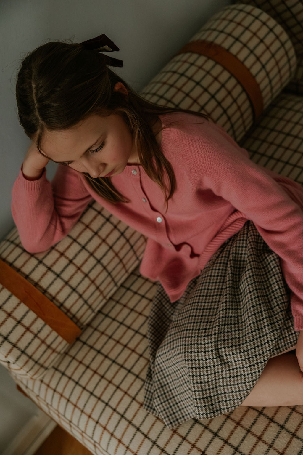Girl wearing Lalaby Oda cardigan in sorbet pink cashmere