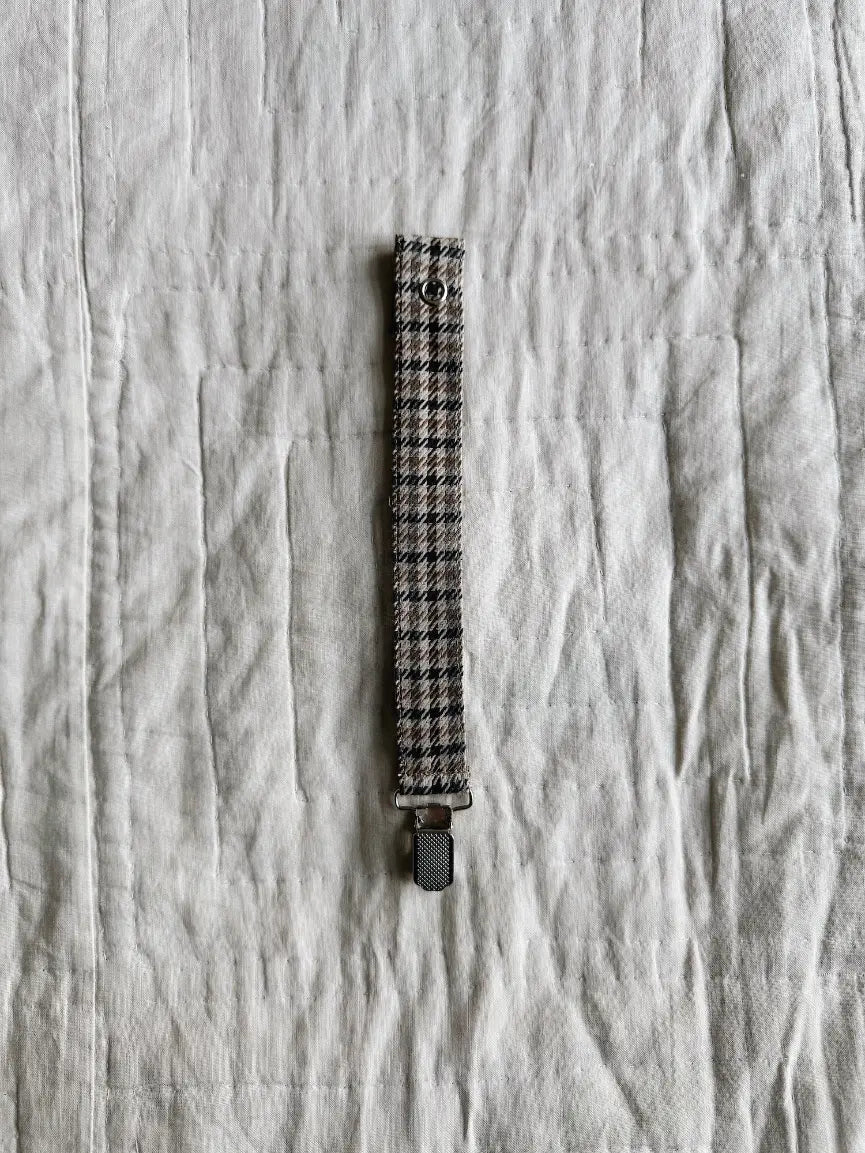 Lalaby pacifier clip for babies in tweedy check organic cotton, with a metal clip for attachment