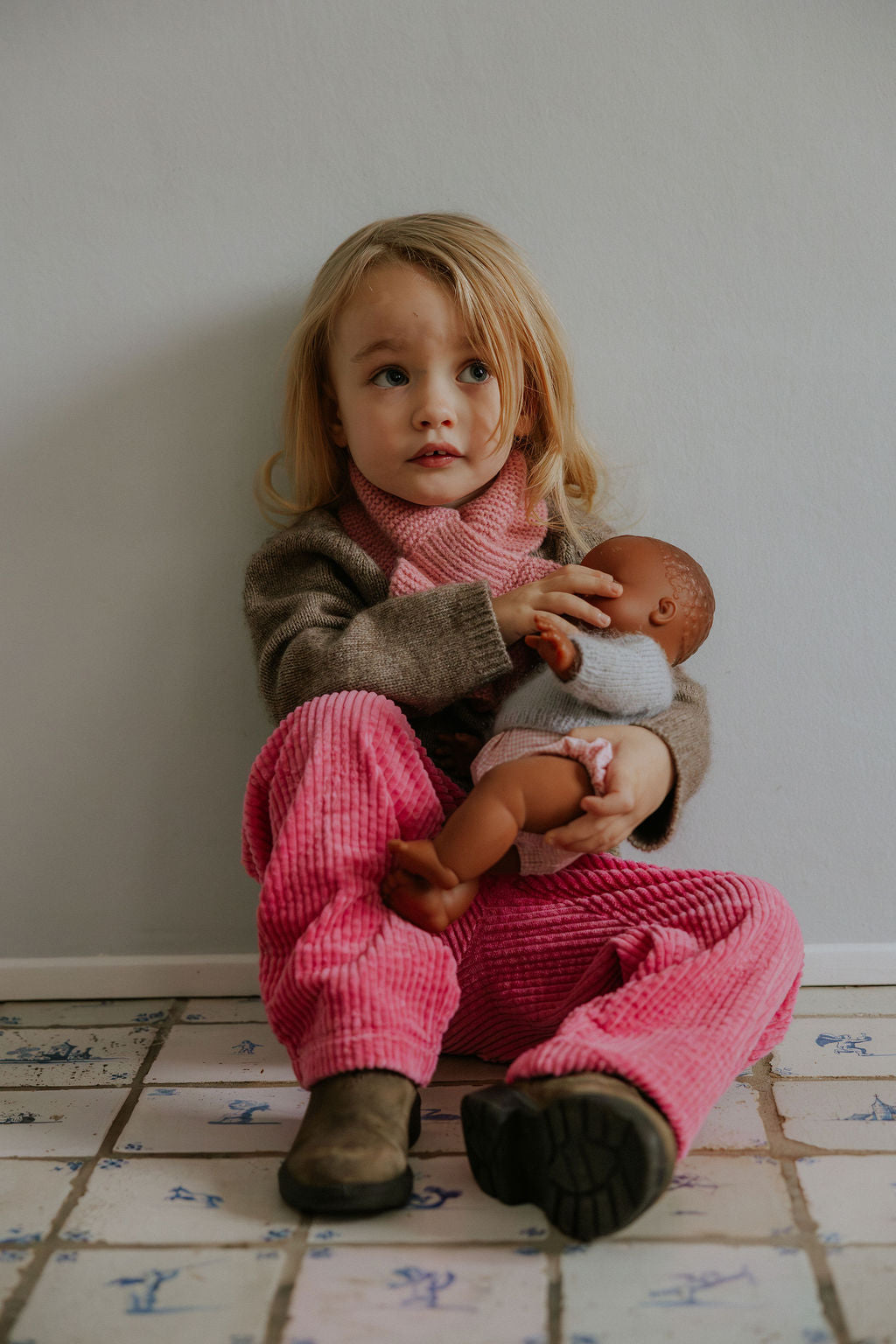 Girl wearing Lalaby Rita scarf in sorbet pink cashmere
