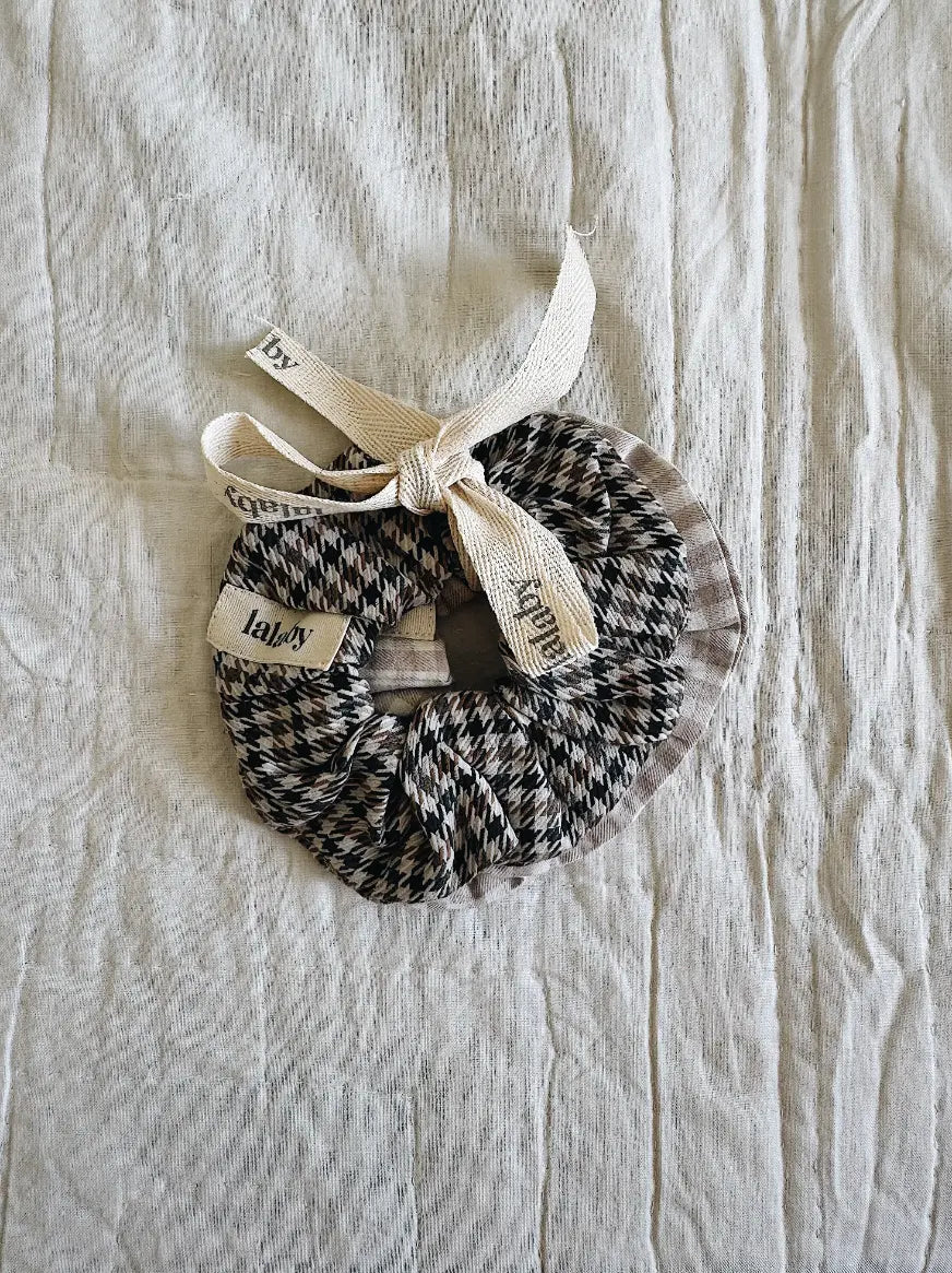 Lalaby 2-pack of scrunchies for kids and adults in 100% organic cotton Tweedy check and Beige gingham