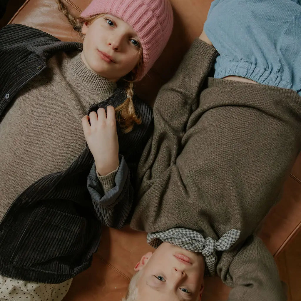 Girl wearing Lalaby Woody beanie in sorbet pink cashmere