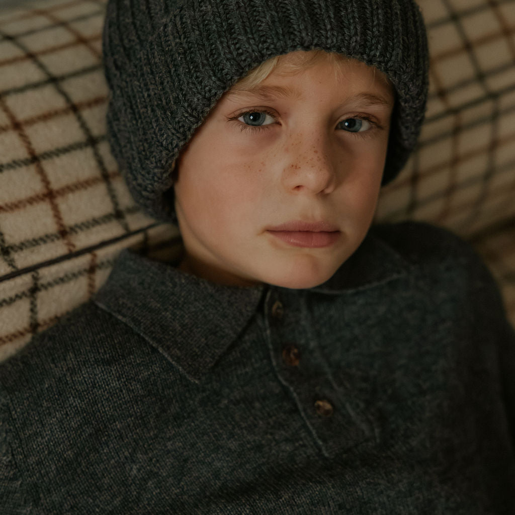 Boy wearing Lalaby Woody beanie in storm grey cashmere
